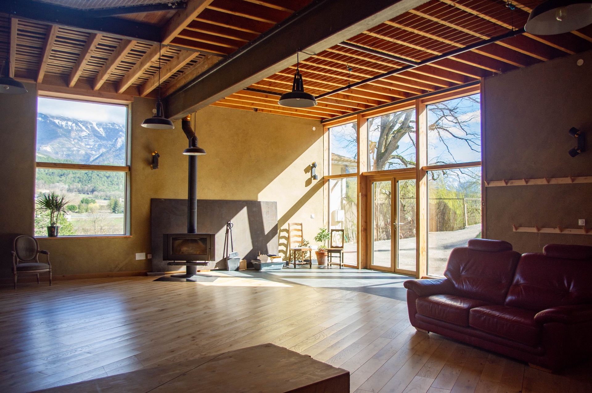 grande salle d’activité avec baie vitrée